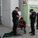 Robo en flagrancia en Trelew: aprehenden a un joven tras sustraer un celular a una mujer mayor