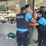 Detienen a dos hombres por portar un arma de fuego y resistirse a la autoridad en Trelew