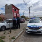 Entro a una casa y el dueño lo golpeo varias veces.