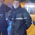 Jugando a los pistoleros con arma de juguete
