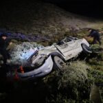 Jugando a los pistoleros con arma de juguete