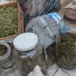 Le tiro el porro a la calle